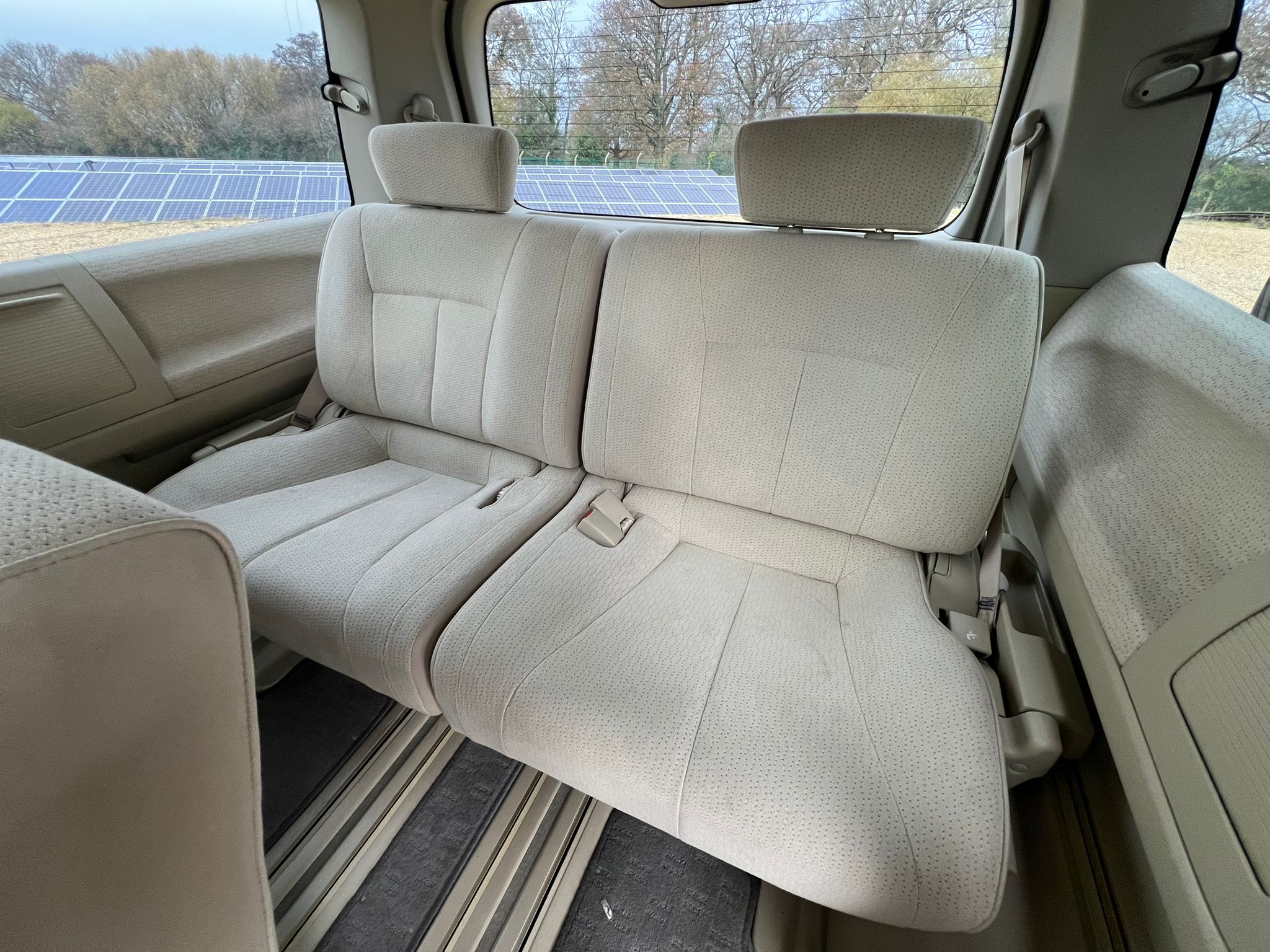 NISSAN ELGRAND 2007, HIGHWAY STAR, 2.5 V6 PETROL FULLY LOADED, 8 SEATER, ALLOYS, PEARL SILVER PAINT, BEIGE CLOTH INTERIOR