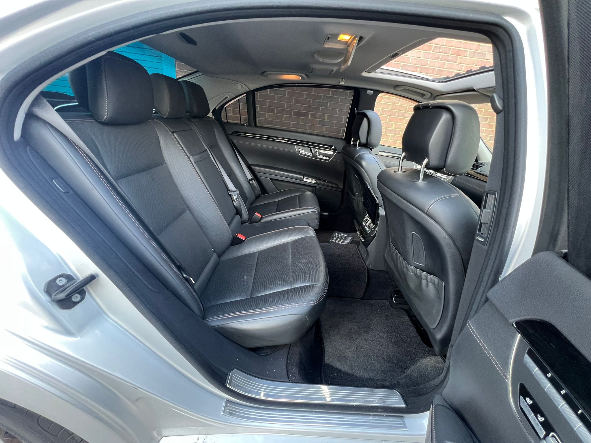 MERCEDES S550 2011, EXECUTIVE, 5.5 V8 PETROL FULLY LOADED, 5 SEATER, IRIDIUM SILVER PAINT, BLACK LEATHER INTERIOR