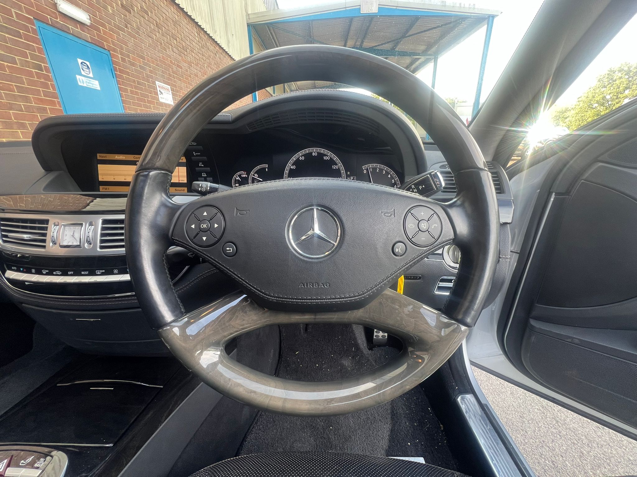 MERCEDES S550 2011, EXECUTIVE, 5.5 V8 PETROL FULLY LOADED, 5 SEATER, IRIDIUM SILVER PAINT, BLACK LEATHER INTERIOR