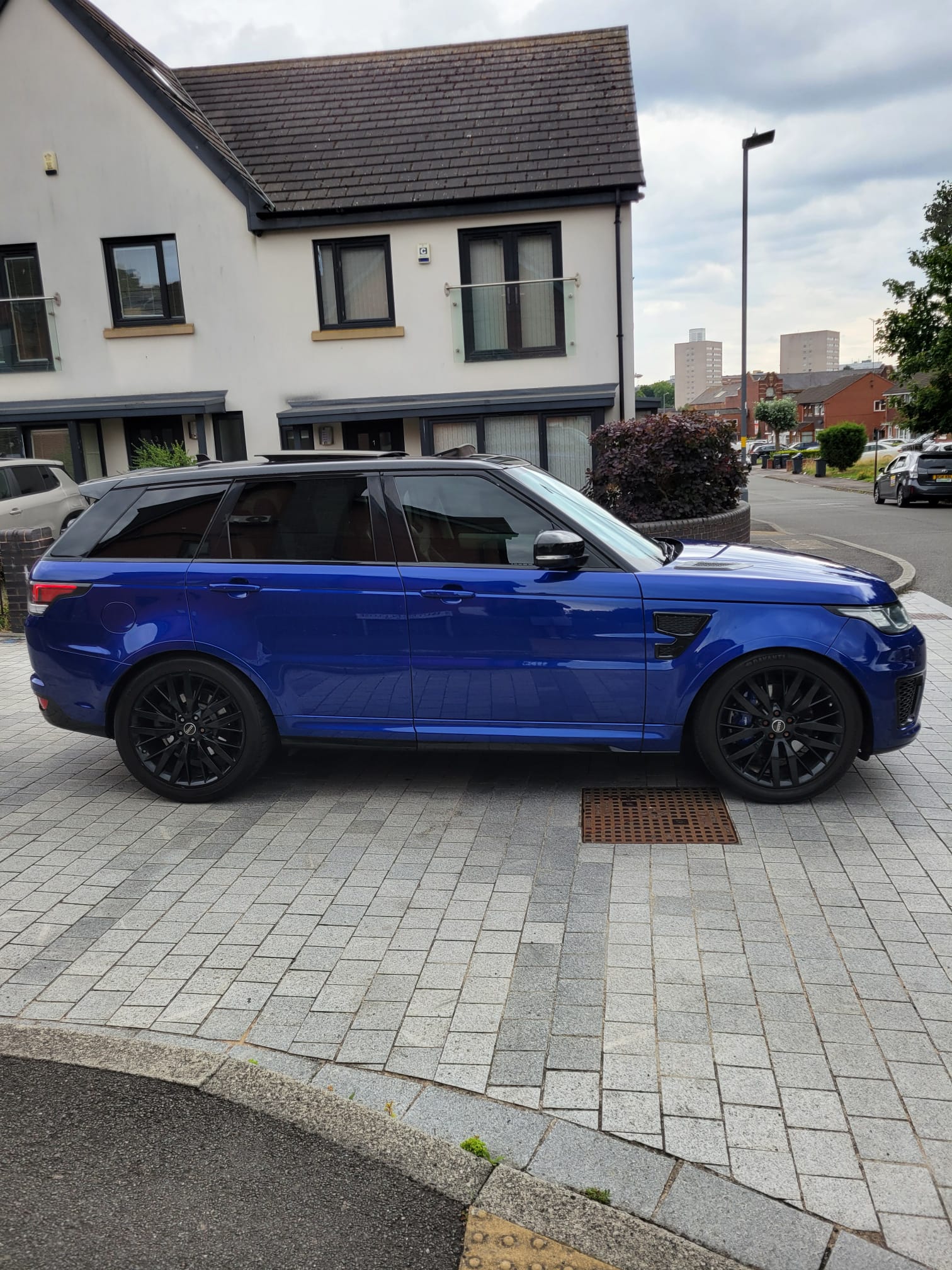 LAND ROVER RANGE ROVER SPORT SVR 2016, 5.0 V8 PETROL FULLY LOADED, 5 SEATER, ESTORIL BLUE PAINT, BLACK / BEIGE LEATHER INTERIOR