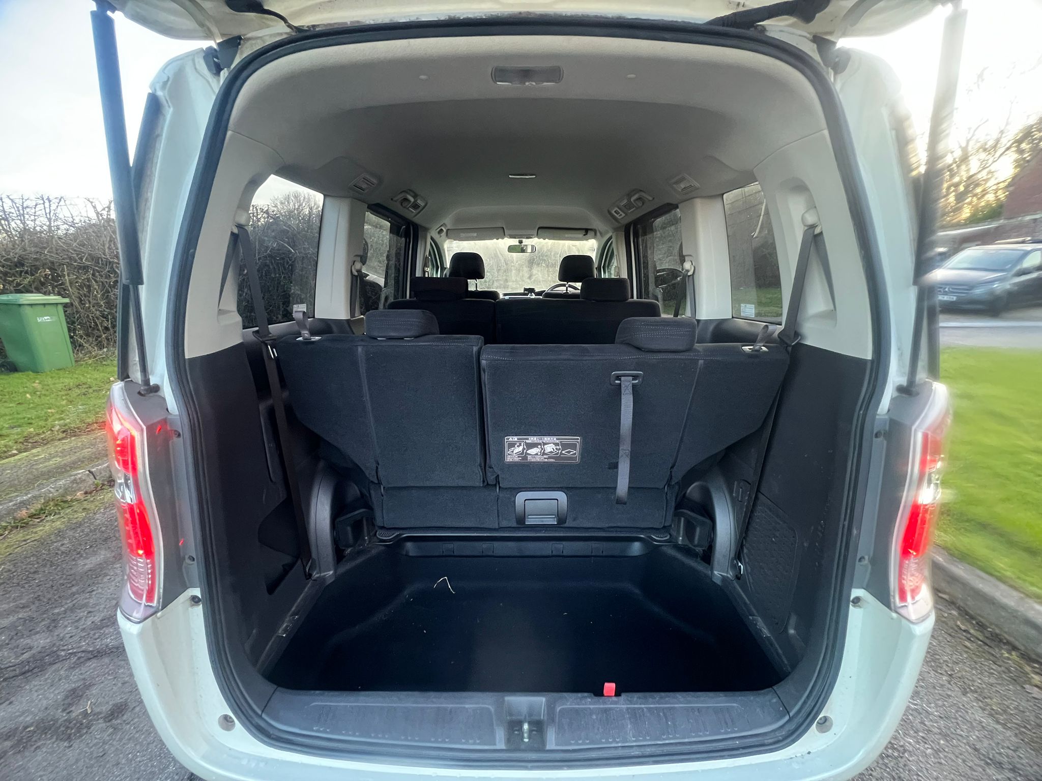 HONDA STEPWAGON 2010, G SPEC, 2.0 PETROL FULLY LOADED, 7 SEATER,  PREMIUM WHITE PEARL PAINT, BLACK CLOTH INTERIOR