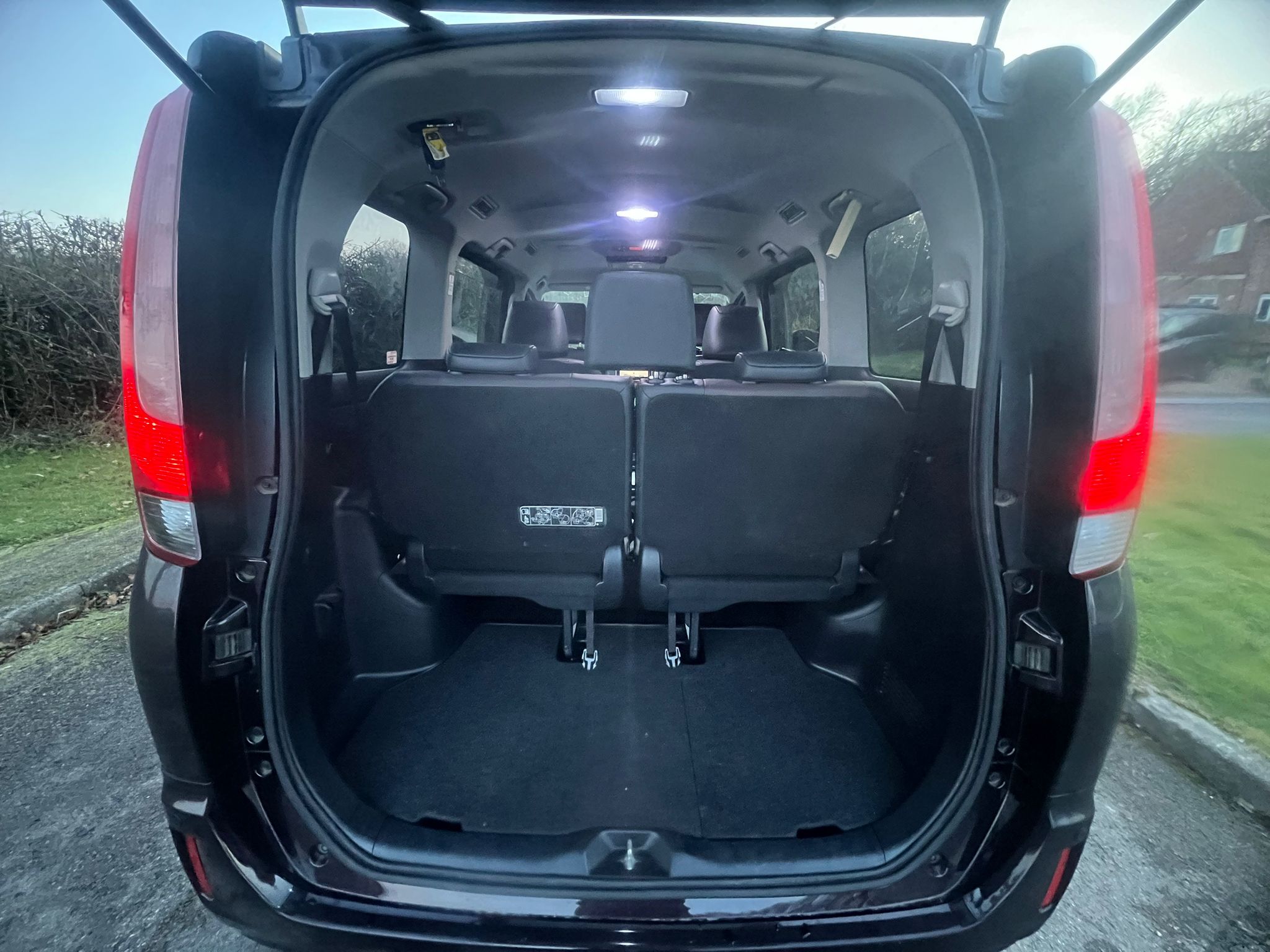 TOYOTA ESQUIRE 2015,1.8 HYBRID PETROL FULLY LOADED, 7 SEATER, BORDEAUX MICA METALLIC PAINT, BLACK/BROWN LEATHER INTERIOR