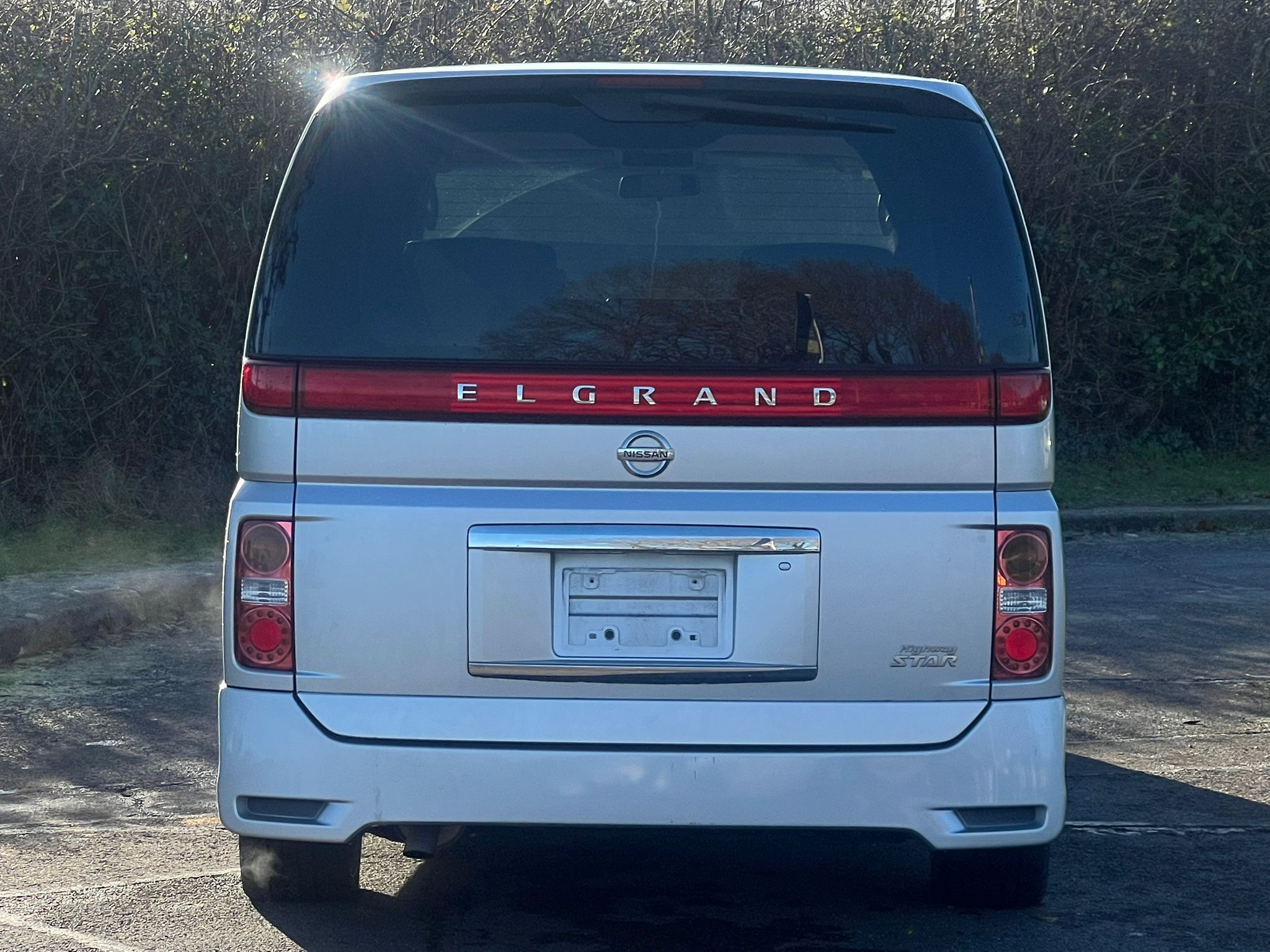 NISSAN ELGRAND 2008, HIGHWAY STAR, 2.5 V6 PETROL FULLY LOADED, 8 SEATER, BRILLIANT SILVER PAINT, BLACK LEATHER INTERIOR